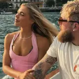 Jutta Leerdam i jej partner Jake Paul cieszą się rejsem łodzią po jeziorze.