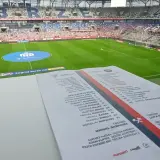 Składy: Górnik Zabrze – Cracovia. Na murawie stadionu widać listę zawodników obu drużyn, gotowych do gry.