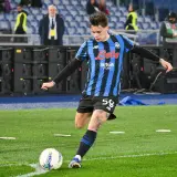 Piłkarz Atalanty z numerem 59 w akcji podczas meczu z Udinese.