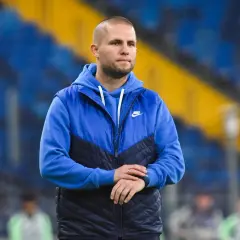 Zarobki Dawida Szulczka: Ile naprawdę zarabia trener w I lidze?