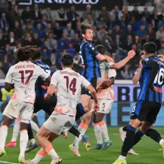 Piłkarze AS Roma i Atalanty walczą o piłkę w powietrzu. W akcji zawodnicy z numerami 17, 14 i 16.