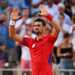 Novak Djoković, lider rankingu tenisistów, pozdrawia publiczność.