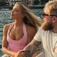 Jutta Leerdam i jej partner Jake Paul cieszą się rejsem łodzią po jeziorze.