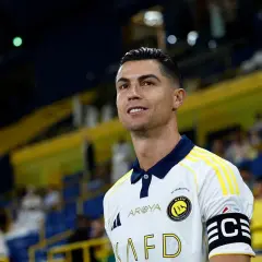Cristiano Ronaldo w koszulce Al Nassr na tle trybun stadionu.