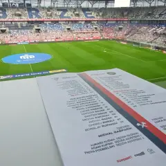 Składy: Górnik Zabrze – Cracovia. Na murawie stadionu widać listę zawodników obu drużyn, gotowych do gry.