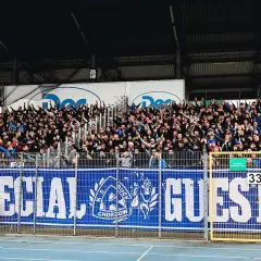 Tryb kibicowania na meczu, gdzie rankingi ŁKS Łódź – Ruch Chorzów budzą emocje. Fani z transparentem "SPECIAL GUEST" dopingują swoich.