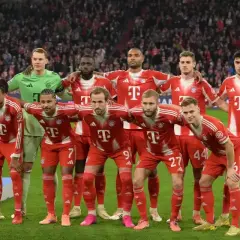 Drużyna Bayernu Monachium, znana z występów w **Bundeslidze**, prezentuje się w czerwono-białych strojach. Zawodnicy stoją gotowi do gry.
