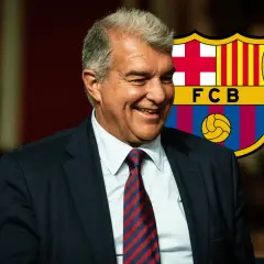 Uśmiechnięty Joan Laporta na tle herbu FC Barcelona, sugerujący udane barcelona transfery i przyszłe sukcesy klubu.