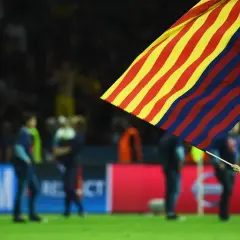 Luis Enrique córka, mała dziewczynka w stroju FC Barcelony, dumnie niesie flagę klubu.