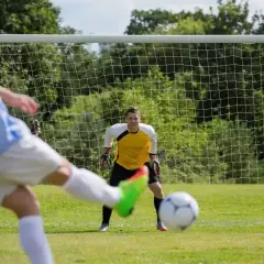 Piłkarz strzela, bramkarz gotowy. Czy to będzie hat trick?