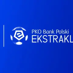 Logo PKO Bank Polski i piłka z literą "e" - symbol Ekstraklasy. To znak, że zaraz zobaczymy tabelę wszechczasów ekstraklasy.