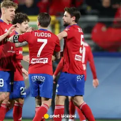 Piłkarze Rakowa Częstochowa świętują. Na koszulkach numery 7, 9, 5, 4. Składy: Górnik Zabrze – Raków Częstochowa.