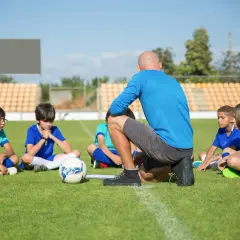 Trener piłki nożnej – jak zacząć, na czym polega ta rola i jak się rozwijać?