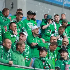 Kibice Radomiaka Radom w zielonych barwach na trybunach podczas meczu Piast Gliwice – Radomiak Radom.