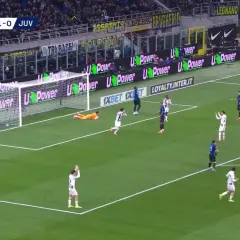 Mecz Inter Mediolan – Juventus, wynik 1:0. Piłkarze świętują bramkę, bramkarz leży na ziemi.