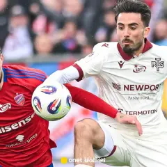 Piłkarze Raków Częstochowa i Widzew Łódź walczą o piłkę. Intensywny przebieg meczu.