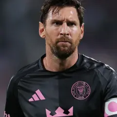 Lionel Messi w czarnej koszulce Inter Miami CF z różowym herbem i opaską kapitana.