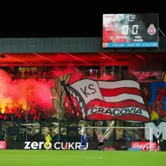 Oprawa kibiców Cracovii, najstarszego klubu piłkarskiego w Polsce, podczas meczu z Wisłą Kraków.