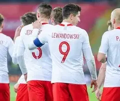 Jakie numery mają polscy piłkarze? Poznaj zaskakujące fakty o ich koszulkach