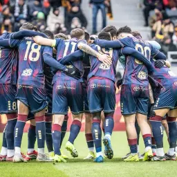 Piłkarze Lechii Gdańsk i Pogoni Szczecin w uścisku przed meczem. Składy: Lechia Gdańsk – Pogoń Szczecin.