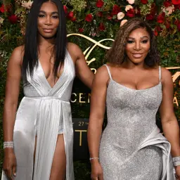 Siostry Williams w lśniących kreacjach na ściance. Venus i Serena Williams, ikony tenisa, prezentują się olśniewająco.
