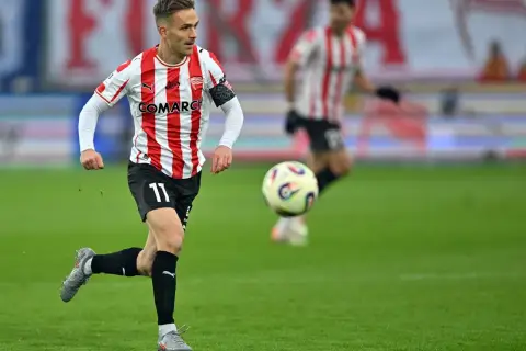 Piłkarz Rakowa Częstochowa z numerem 11 w akcji podczas meczu z Cracovią.