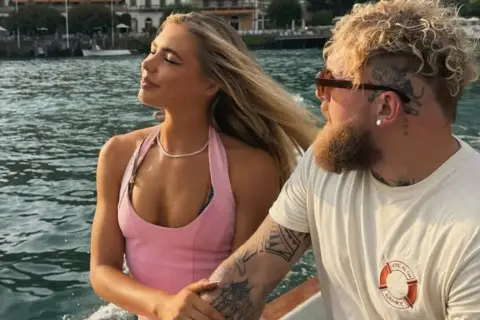 Jutta Leerdam i jej partner Jake Paul cieszą się rejsem łodzią po jeziorze.