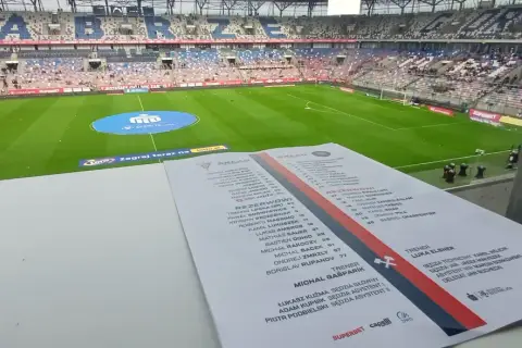 Składy: Górnik Zabrze – Cracovia. Na murawie stadionu widać listę zawodników obu drużyn, gotowych do gry.