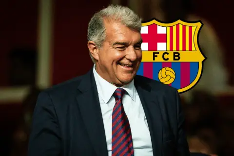 Uśmiechnięty Joan Laporta na tle herbu FC Barcelona, sugerujący udane barcelona transfery i przyszłe sukcesy klubu.
