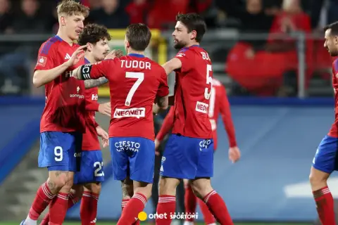 Piłkarze Rakowa Częstochowa świętują. Na koszulkach numery 7, 9, 5, 4. Składy: Górnik Zabrze – Raków Częstochowa.