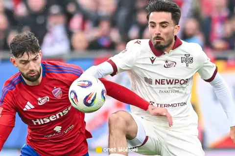 Piłkarze Raków Częstochowa i Widzew Łódź walczą o piłkę. Intensywny przebieg meczu.