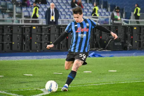 Piłkarz Atalanty z numerem 59 w akcji podczas meczu z Udinese.