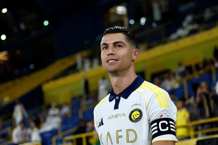 Cristiano Ronaldo w koszulce Al Nassr na tle trybun stadionu.