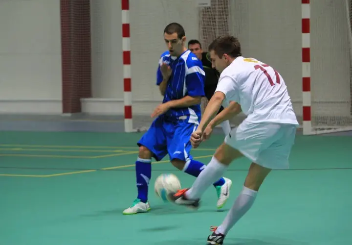 Ile zarabiają piłkarze futsalowi - realne stawki w każdej lidze na 2025