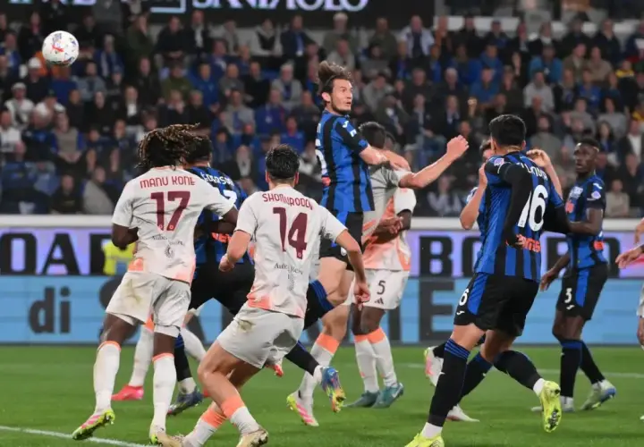Piłkarze AS Roma i Atalanty walczą o piłkę w powietrzu. W akcji zawodnicy z numerami 17, 14 i 16.