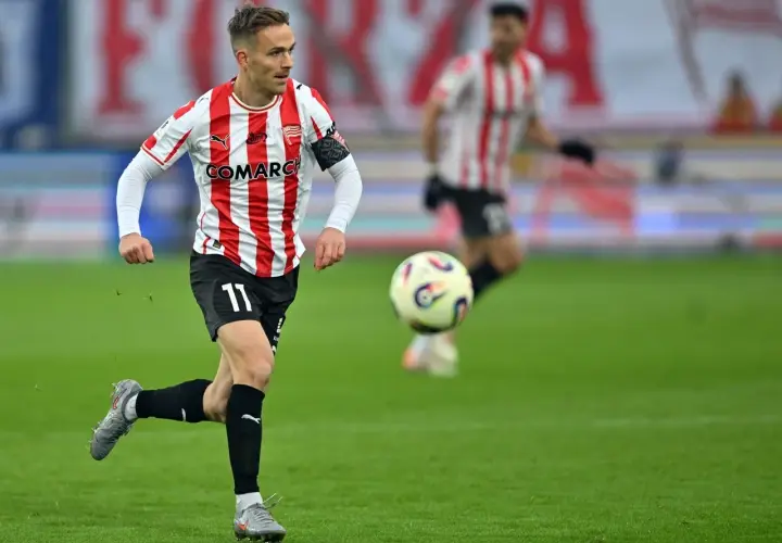 Piłkarz Rakowa Częstochowa z numerem 11 w akcji podczas meczu z Cracovią.
