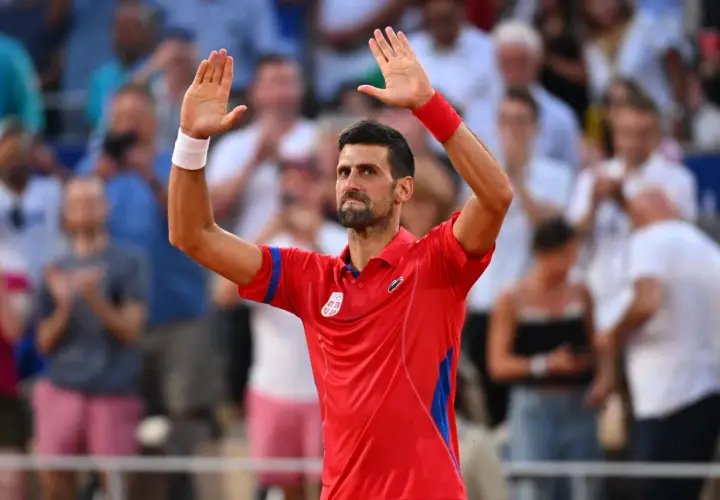 Novak Djoković, lider rankingu tenisistów, pozdrawia publiczność.