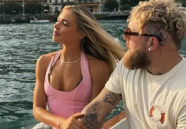 Jutta Leerdam i jej partner Jake Paul cieszą się rejsem łodzią po jeziorze.