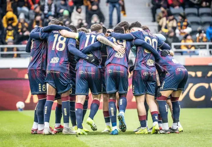 Piłkarze Lechii Gdańsk i Pogoni Szczecin w uścisku przed meczem. Składy: Lechia Gdańsk – Pogoń Szczecin.