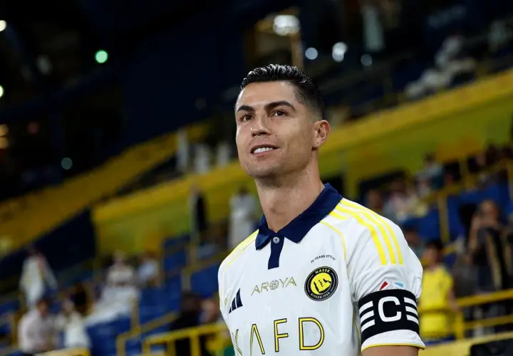 Cristiano Ronaldo w koszulce Al Nassr na tle trybun stadionu.