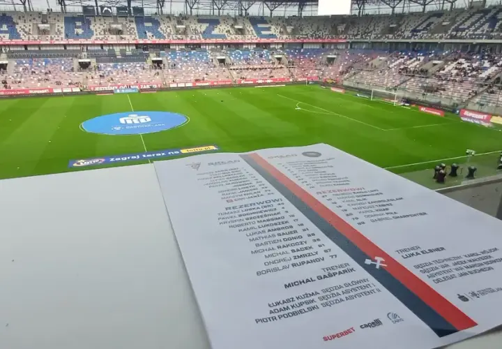 Składy: Górnik Zabrze – Cracovia. Na murawie stadionu widać listę zawodników obu drużyn, gotowych do gry.