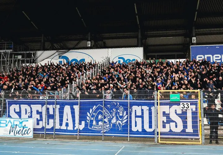Tryb kibicowania na meczu, gdzie rankingi ŁKS Łódź – Ruch Chorzów budzą emocje. Fani z transparentem "SPECIAL GUEST" dopingują swoich.