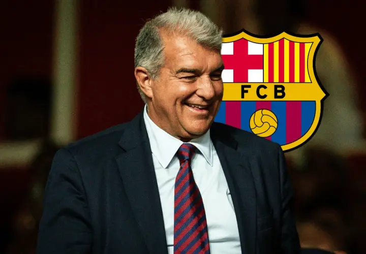 Uśmiechnięty Joan Laporta na tle herbu FC Barcelona, sugerujący udane barcelona transfery i przyszłe sukcesy klubu.