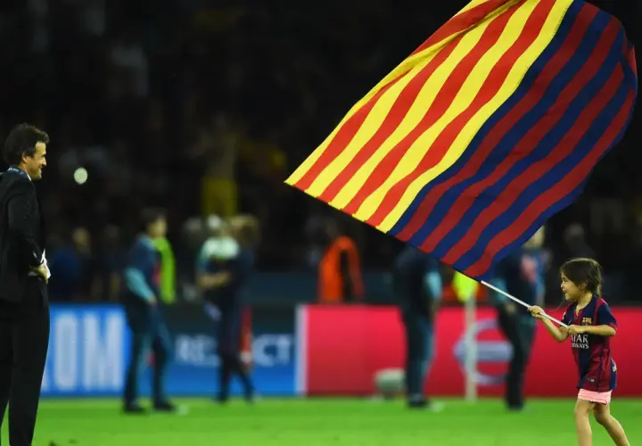 Luis Enrique córka, mała dziewczynka w stroju FC Barcelony, dumnie niesie flagę klubu.