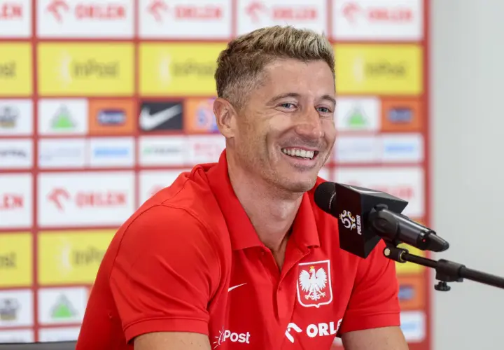 Uśmiechnięty Robert Lewandowski w czerwonej koszulce z orłem. Ciekawe, ile języków zna Robert Lewandowski, by dogadać się z fanami z całego świata.