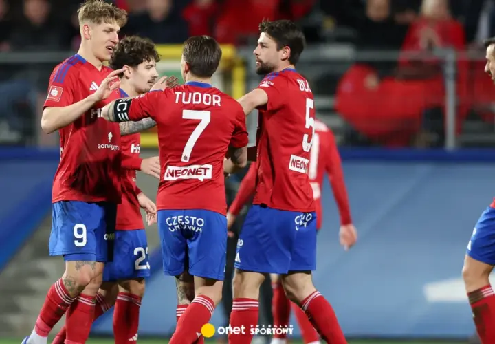 Piłkarze Rakowa Częstochowa świętują. Na koszulkach numery 7, 9, 5, 4. Składy: Górnik Zabrze – Raków Częstochowa.