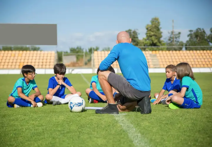 Trener piłki nożnej – jak zacząć, na czym polega ta rola i jak się rozwijać?