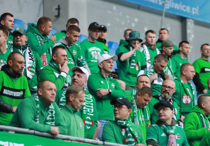 Kibice Radomiaka Radom w zielonych barwach na trybunach podczas meczu Piast Gliwice – Radomiak Radom.