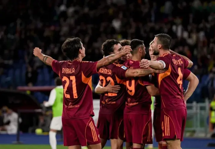 Piłkarze AS Roma świętują bramkę w meczu przeciwko Genoa CFC. Dybala (21) i koledzy z drużyny cieszą się zwycięstwem.