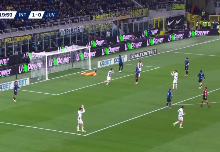 Mecz Inter Mediolan – Juventus, wynik 1:0. Piłkarze świętują bramkę, bramkarz leży na ziemi.